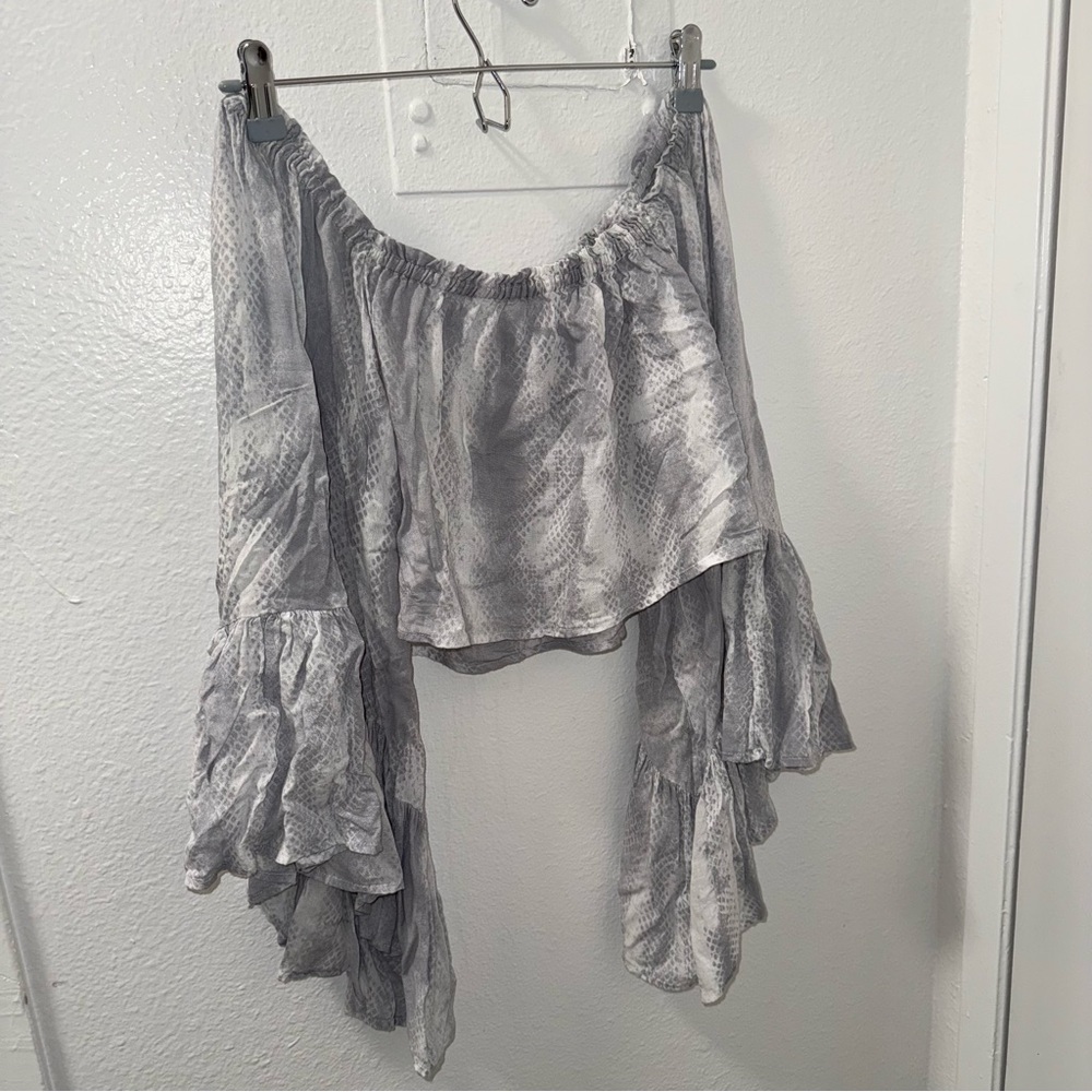 INDAH Gray Snake Print Bell Sleeve Crop Top XS